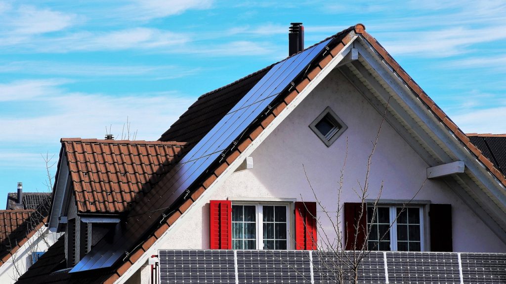 Cargar coches eléctricos con placas cada vez esta más presente